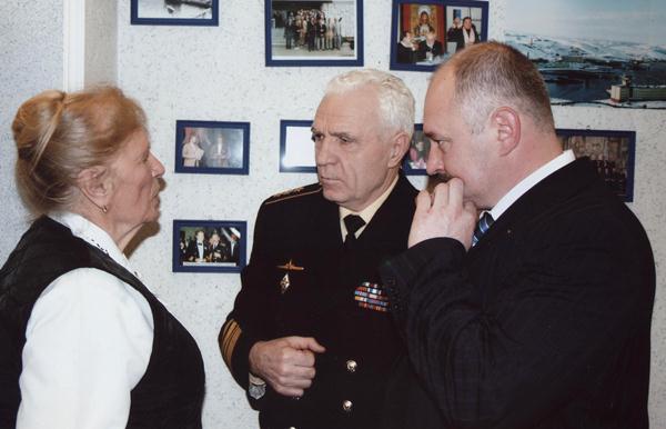 Л.П. Шевченко, племянница командира ПЛ ПАНТЕРА А.Н. Бахтина, адмирал флота Г.А. Сучков, председатель Правления Морского фонда имени Виктора Конецкого А.Г. Бабуров Л.П. Шевченко, племянница командира ПЛ ПАНТЕРА А.Н. Бахтина, адмирал флота Г.А. Сучков, председатель Правления Морского фонда имени Виктора Конецкого А.Г. Бабуров.jpg